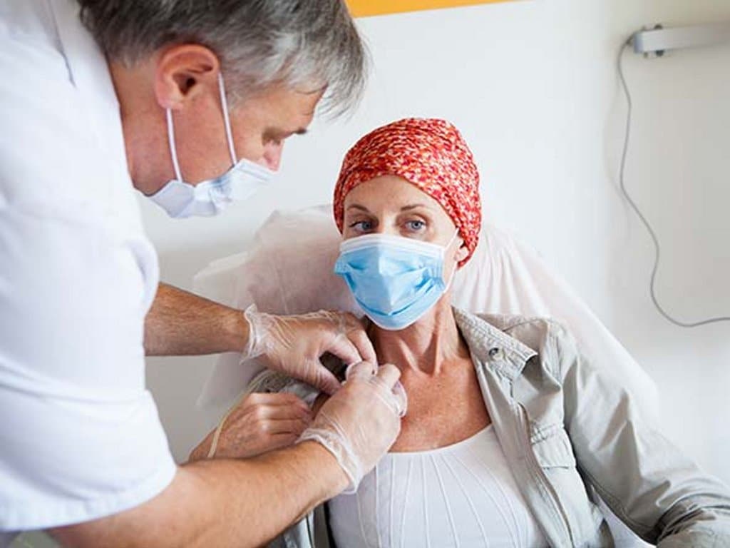 AA shows worse survival despite similar treatment as RA